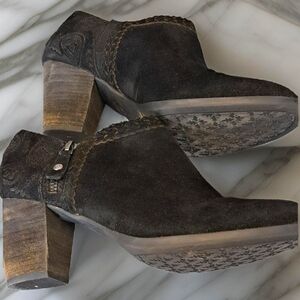Reba size 9 black suede shootie.